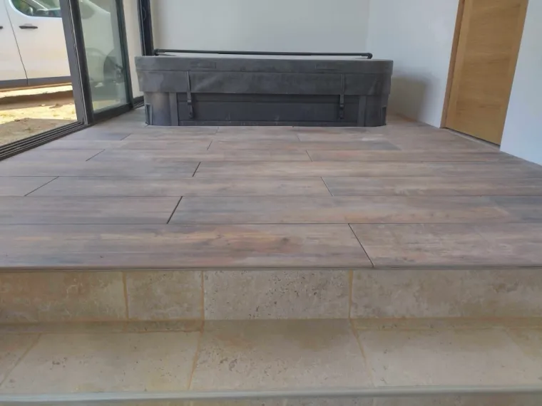 pose carrelage 30x120 de 2 cm d'épaisseur sur plots autour d'un spa sur Chazelles-sur-Lyon , Saint-Symphorien-sur-Coise, VALLDECABRES Carrelage