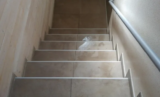 marche d'escalier en carrelage 