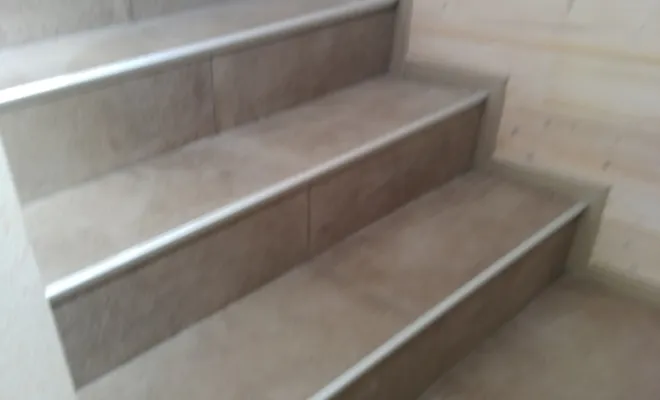 marche d'escalier en carrelage 