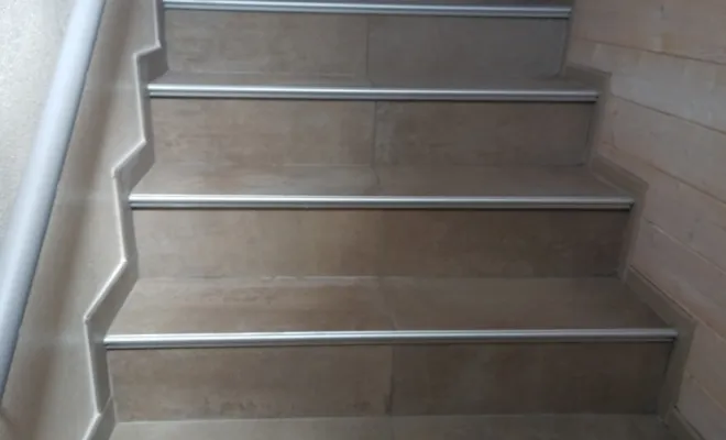 marche d'escalier en carrelage 